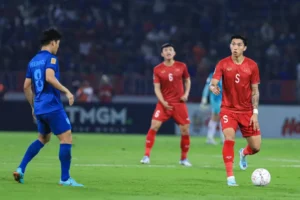Phân Tích Vai Trò Và Kỹ Thuật Đá Thòng Trung Vệ Trong Bóng Đá