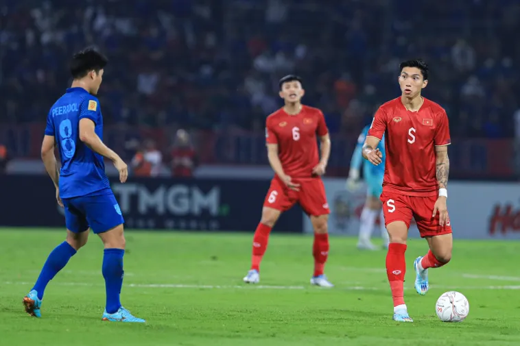 Phân Tích Vai Trò Và Kỹ Thuật Đá Thòng Trung Vệ Trong Bóng Đá